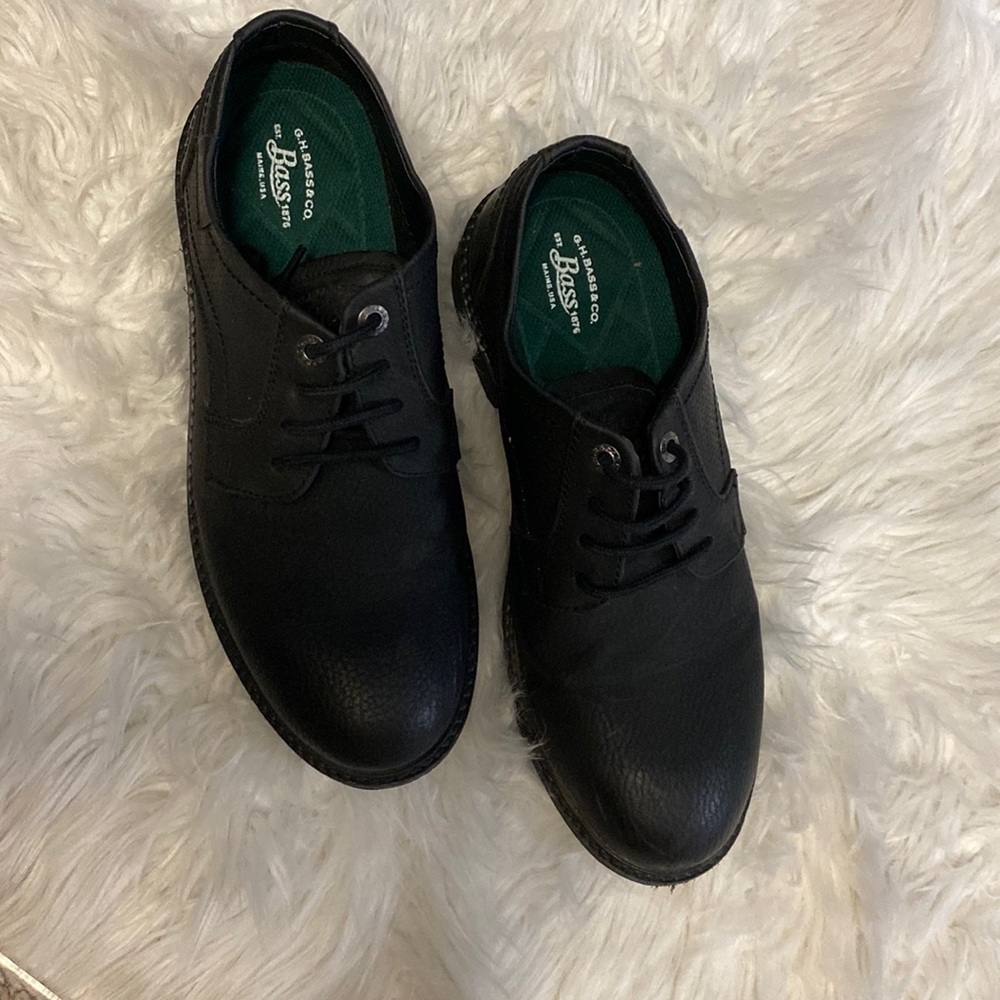 Casual, every day shoe with sporty knit uppers and multiple comfort features.